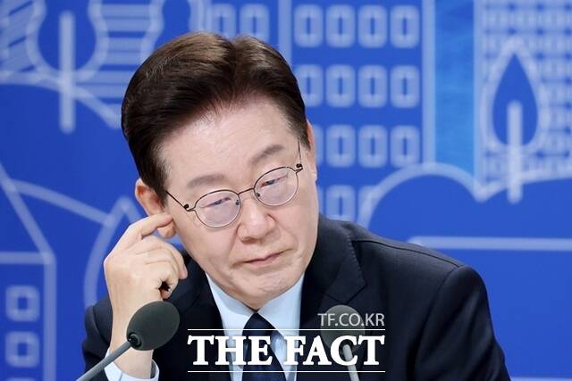 이재명 정부가 서울·수도권 집값 안정을 위해 이달 세제 개편안을 포함한 부동산 종합 대책을 발표하겠다고 예고했지만 시장의 반응은 냉랭하다. 사진은 이재명 대통령이 지난달 23일 서울 여의도 KBS 별관에서 열린 부동산정책 국민 대토론회에서 고심하고 있다. /청와대통신사진기자단·뉴시스