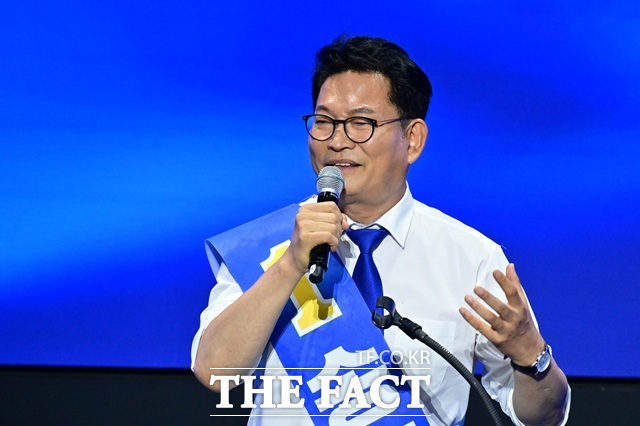 더불어민주당 당권 경쟁이 초반 정청래·김민석 후보 양강 구도로 흘러가는 상황에서도 '3위' 송영길 후보의 존재감은 더 커지고 있다는 분석이다. 사진은 송 후보가 지난 2일 오후 경남 창원대학교 종합교육관 이룸홀에서 열린 민주당 당대표·최고위원 합동연설회에서 정견 발표를 하고 있는 모습. /뉴시스