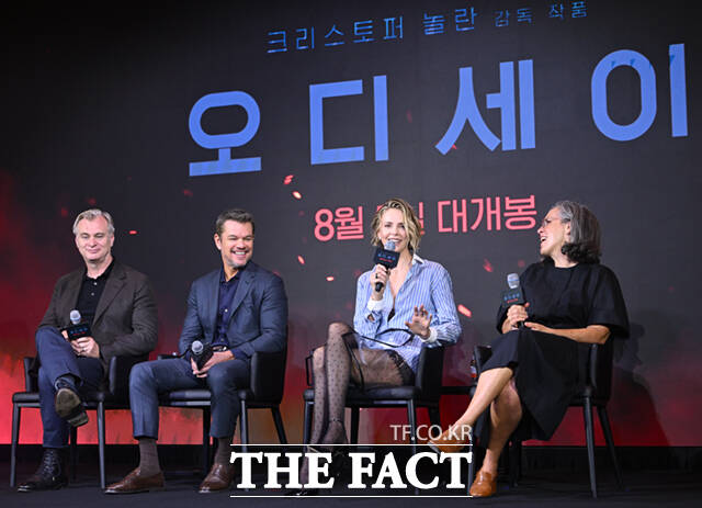 할리우드 배우 샤를리즈 테론과 크리스토퍼 놀란 감독, 엠마 토머스 프로듀서, 배우 맷 데이먼(왼쪽부터)이 3일 서울 광화문 포시즌스 호텔 서울에서 열린 영화 '오디세이' 내한 기자간담회에 참석해 포즈를 취하고 있다.