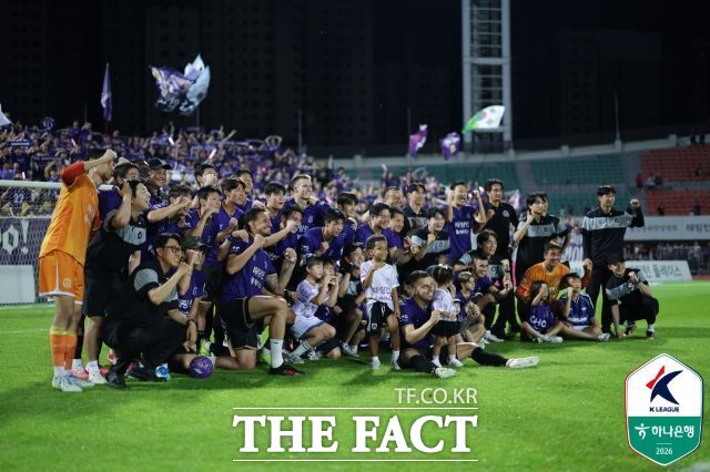 FC안양 선수들이 지난달 26일 롬에서 열린 K리그1 강원FC와의 경기를 2-1로 이긴 뒤 승리를 자축하는 단체 기념촬영을 하고 있다./안양 K리그