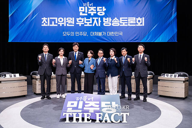 임미애, 김용, 김영호, 한민수, 최민희, 이성윤, 박선원, 서미화 더불어민주당 최고위원 후보(왼쪽부터)가 토론 준비를 하고 있다.