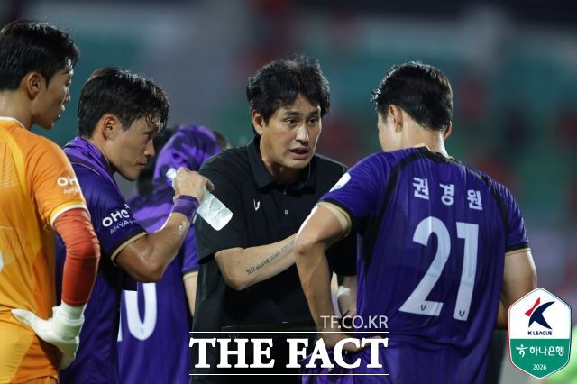 안양FC 유병훈 감독(오른쪽 두번째)이 지난달 26일 열린 K리그1 강원FC와의 홈경기 도중 쿨링브레이크 타임에 맞춰 선수들에게 전술 관련 지시를 내리고 있다./ 안양=K리그