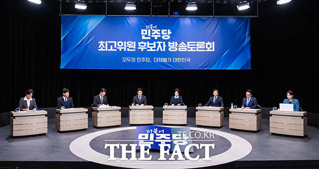 임미애, 김용, 김영호, 한민수, 최민희, 이성윤, 박선원, 서미화 더불어민주당 최고위원 후보(왼쪽부터)가 토론 준비를 하고 있다.