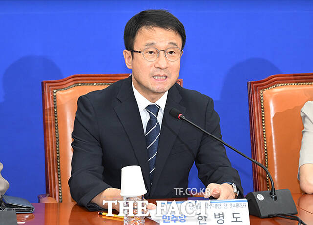한병도 더불어민주당 대표 직무대행 겸 원내대표가 3일 오후 서울 여의도 국회에서 형사소송법 개정 국민보고회를 열고 발언하고 있다. /국회=박헌우 기자