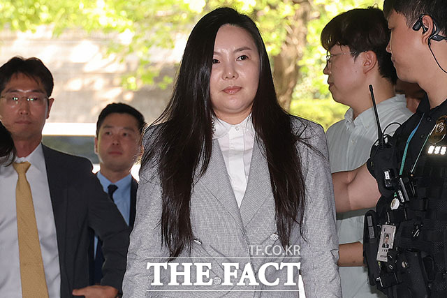 300억 원대 사기 혐의를 받는 차가원 피아크그룹 회장 겸 원헌드레드 대표가 3일 오전 서울 서초구 서울중앙지방법원에서 열린 구속 전 피의자 심문(영장실질심사)에 출석하고 있다. /서예원 기자