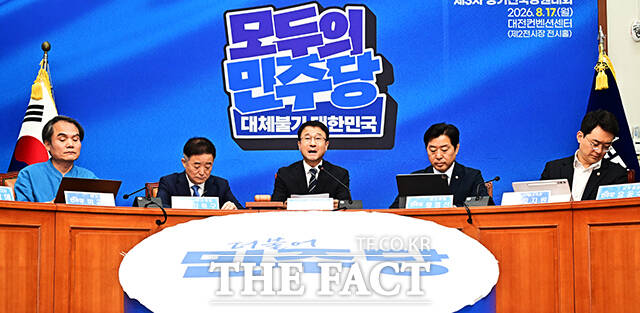 한병도 더불어민주당 대표 직무대행 겸 원내대표가 3일 오전 서울 여의도 국회에서 열린 최고위원회의에 참석해 모두발언을 하고 있다. /국회=배정한 기자