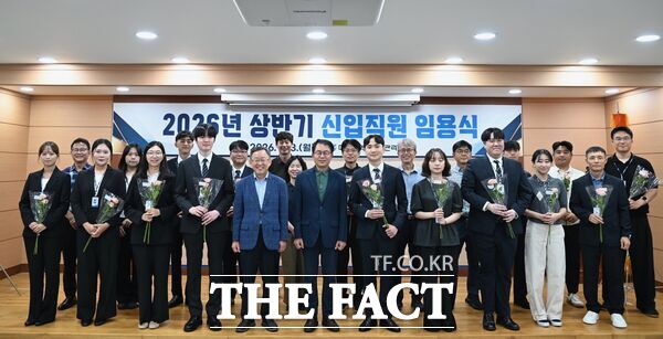 대전시시설관리공단은 3일 본부 홍보실에서 공개 채용을 통해 선발한 신입 직원 19명에게 임용장을 수여하고 오리엔테이션을 실시했다. /대전시설관리공단