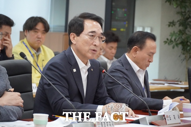 박수현 충남도지사가 3일 도청 중회의실에서 열린 실국원장회의에서 발언하고 있다. /노경완 기자