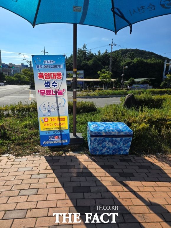 민간의 폭염 극복 동참도 이어지고 있다. 고영우 순천시소상공인연합회장이 시민과 관광객, 야외에서 일하는 근로자 등을 위해 생수를 준비했다. /순천시