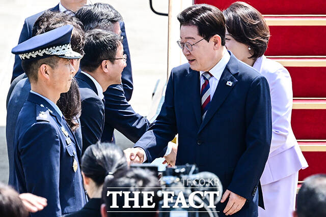 이날 이재명 대통령을 마중 나온 한병도 더불어민주당 대표 직무대행 겸 원내대표가 악수를 하고 있다.