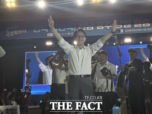 김민석 더불어민주당 당대표 후보가 3일 전남광주시 당원 결의대회에서 당원들에게 압도적 지지를 호소하고 있다./주남현 기자