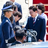  홍익표 정무수석과 악수하는 이재명 대통령 [포토]