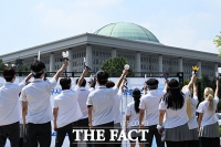  국회 향해 탄소중립법 조기감축 촉구하는 K-팝 팬들 [포토]