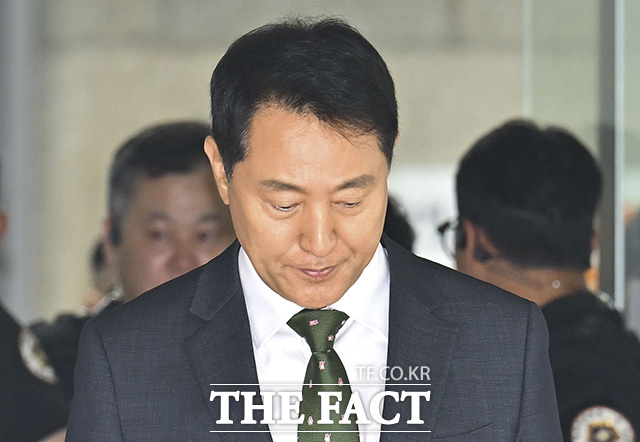 오세훈 서울시장과 유승민 전 의원은 전날 만찬 회동을 갖고 차기 총선 승리와 보수 진영이 나아갈 방향 등에 대한 의견을 교환한 것으로 전해졌다. 사진은 오 시장이 지난달 22일 오후 서울 서초구 서울중앙지방법원에서 열린 정치자금법 위반 혐의 1심 선고 공판 후 법원을 나서는 모습./송호영 기자