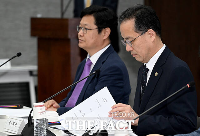 한국기업거버넌스포럼이 정부의 주가 누르기 방지법 세제개편안이 미흡하다고 평가했다. 이형일 재정경제부 1차관(오른쪽)이 3일 오후 서울 중구 은행회관에서 열린 제59차 세제발전심의위원회에 참석해 세제개편안을 살피고 있다. /박상민 기자