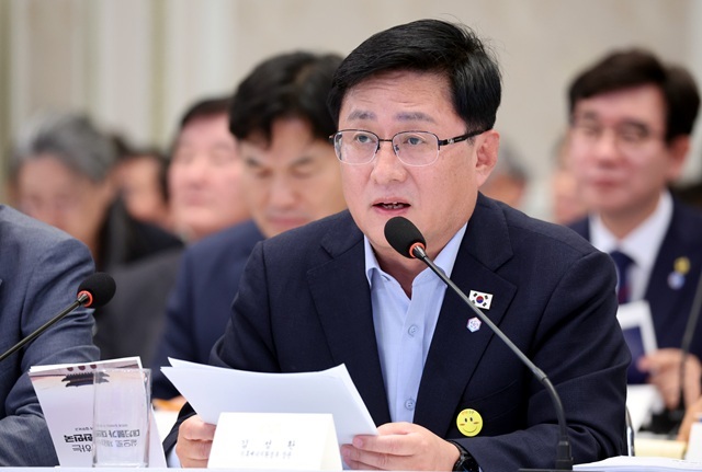 김성환 기후에너지환경부 장관이 4일 청와대 영빈관에서 열린 산업부, 지재처, 기후부, 원안위 등에 대한 부처 업무보고에서 보고를 하고 있다. /청와대통신사진기자단·뉴시스