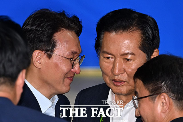 더불어민주당 8·17 전당대회 당대표 선거에 출마한 김민석(왼쪽) 후보와 정청래 후보가 지난달 23일 오후 서울 여의도 국회 의원회관에서 열린 당대표·최고위원 선출을 위한 예비경선 결과발표 행사에서 참석자들과 대화하고 있다. /서예원 기자