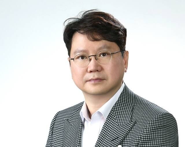 곽동신 회장이 이끄는 한미반도체는 2분기 최대 실적에도 불구하고 주가 고전을 겪고 있다. /한미반도체