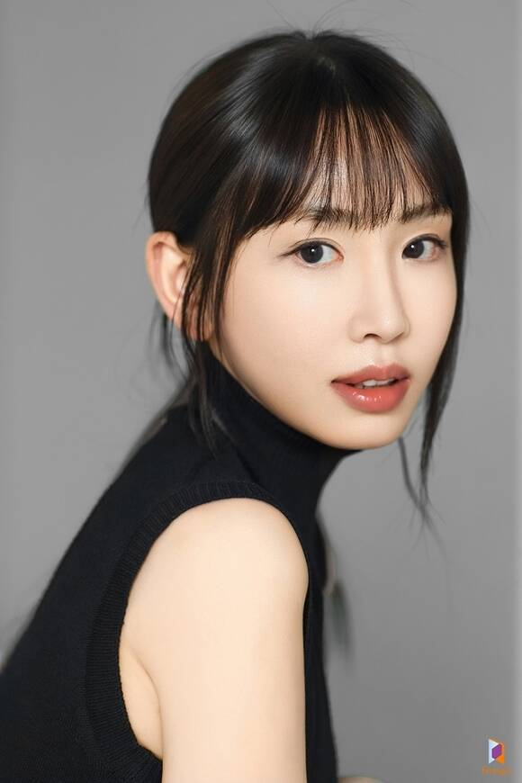배우 강예원이 소속사 판타지오와 재계약을 체결했다. /판타지오