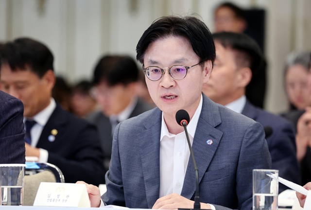 김정관 산업통상부 장관이 4일 청와대 영빈관에서 열린 산업부, 지재처, 기후부, 원안위 등에 대한 부처 업무보고에서 보고를 하고 있다. /청와대통신사진기자단·뉴시스