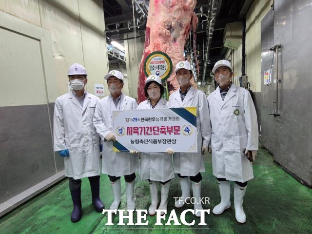 전남광주시 곡성군 박희애 한우 농가가 전국한우능력평가대회에서 사육기간단축부문 농림축산식품부장관상을 수상했다. /곡성군