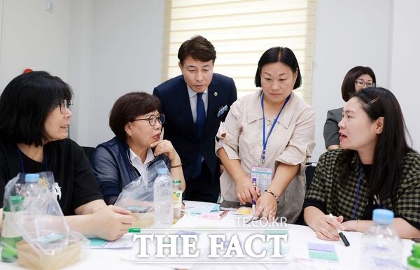 전문학 대전시 서구청장이 7월 14일부터 31일까지 24개 동 행정복지센터를 방문해 주민들의 의견을 청취하는 '이청득심(以聽得心), 구민과 함께하는 첫걸음' 동 초도 순방을 마무리했다. 사진은 7월 28일 전문학 서구청장이 갈마2동 주민들과 회의하고 있는 모습. /대전시 서구