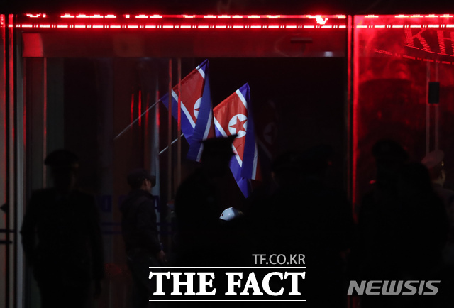 북한은 4일 한국과 미국, 일본 등 11개국이 북한 정보통신(IT) 인력을 통한 불법 외화 조달을 문제 삼자 “무근거한 중상모략”이라고 반발했다. 사진은 2019년 2월 25일 베트남 랑선성 동당역에 북한 인공기가 걸린 모습. /뉴시스.