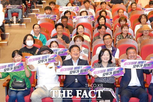 4일 충남도내 학교와 교육기관 현업 종사자들을 대상으로 한 하반기 정기 안전보건교육이 진행되는 가운데 이병도 충남도교육감을 비롯한 참석자들이 중대재해 예방 퍼포먼스를 진행하고 있다. /충남도교육청
