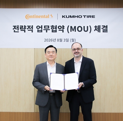 김성 금호타이어 한국영업부문 상무(왼쪽)와 니코 키리아조폴로스 콘티넨탈타이어 코리아 교체타이어 부문 대표가 업무협약(MOU) 체결 후 기념촬영을 하고 있다. /금호타이어