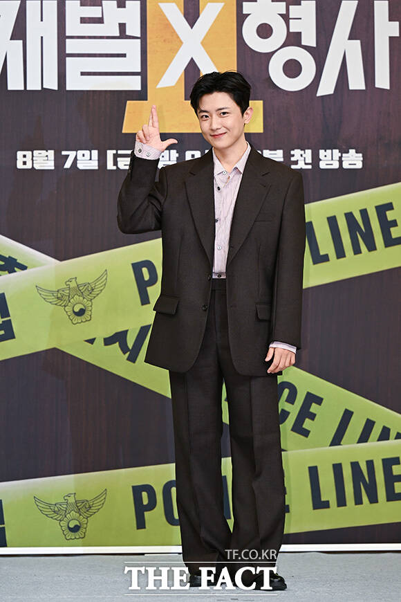 강상준과 안보현, 정은채, 김신비가 포즈를 취하고 있다.