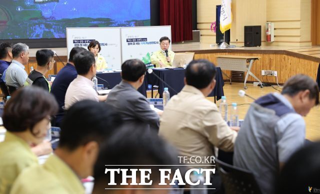 박승원 광명시장이 지난달 시청 대회의실에서 열린 '2026년 여름철 자연재난 대비 건설공사장 대책회의'를 주재하는 모습. /광명시
