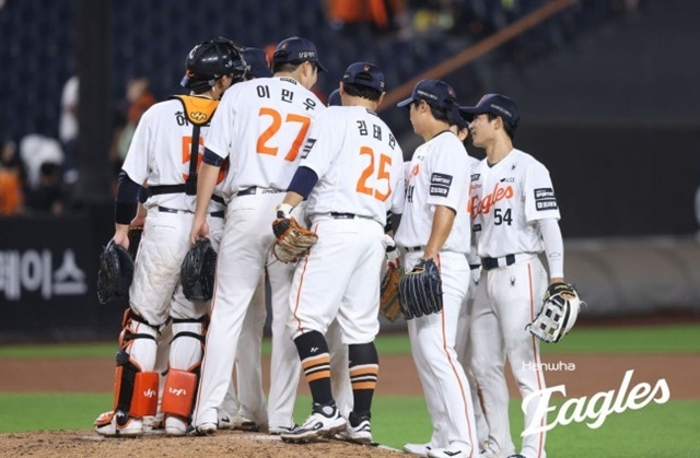 중위권과 하위권의 기로에 서 있는 한화 이글스가 4일 삼성 라이온즈전에서 귀중한 승리를 거뒀다. 5위 KIA 타이거즈에 4경기 차로 따라붙었다. /한화 이글스