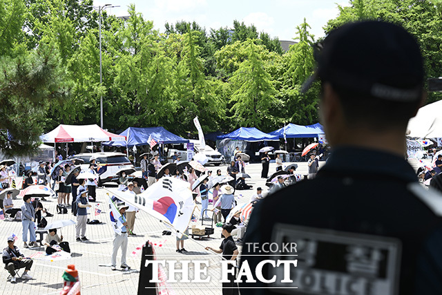 서울 송파구 올림픽공원 핸드볼경기장 개표소 봉쇄 시위에서 경찰관을 가로막고 욕설한 20대 남성 3명이 재판에 넘겨졌다. 서울동부지검은 지난달 31일 특수공무집행방해 혐의로 20대 남성 1명을 구속 기소, 2명을 불구속 기소했다고 4일 밝혔다. /송호영 기자