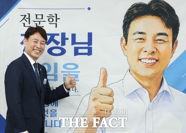 전문학 대전시 서구청장이 7월 14일부터 31일까지 24개 동 행정복지센터를 방문해 주민들의 의견을 청취하는 '이청득심(以聽得心), 구민과 함께하는 첫걸음' 동 초도 순방을 마무리했다. 사진은 7월 30일 전문학 서구청장이 도마1동을 방문해 초상화 앞에서 웃고 있는 모습. /대전 서구