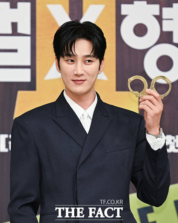 강상준과 안보현, 정은채, 김신비가 포즈를 취하고 있다.