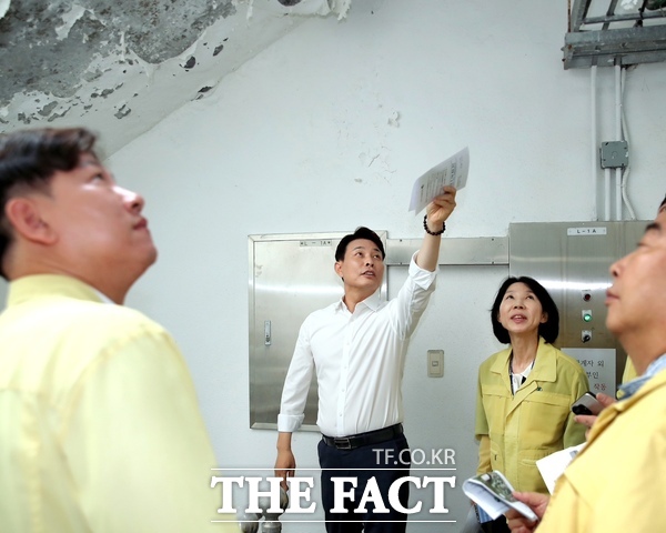 전문학 대전시 서구청장이 4일 남선공원종합체육관 주차동 시설 개선 사업 현장을 점검하고 있다. /대전 서구