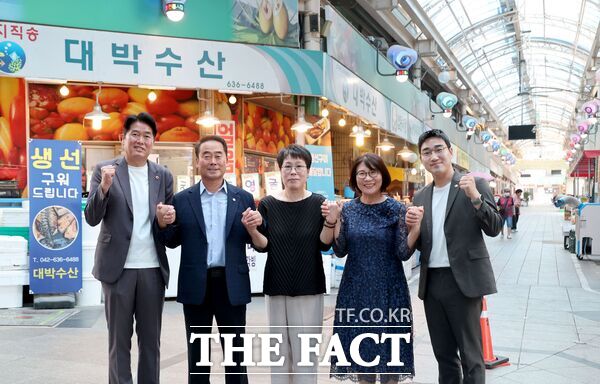 제10대 대전시의회 소속 시의원들이 4일 대전 법동시장 등 관내 주요 전통시장을 방문해 민생현장 소통 행보를 이어가고 있다. /대전시의회