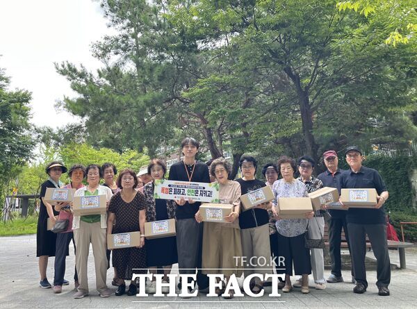 대덕구노인종합복지관이 4일 여름철 폭염에 취약한 노인일자리 참여 어르신들의 건강과 안전을 위한 폭염피해예방지원사업으로 노노케어 참여자 200명을 대상으로 폭염예방키트를 배부한 뒤 기념촬영하고 있다. /대덕구노인종합복지관