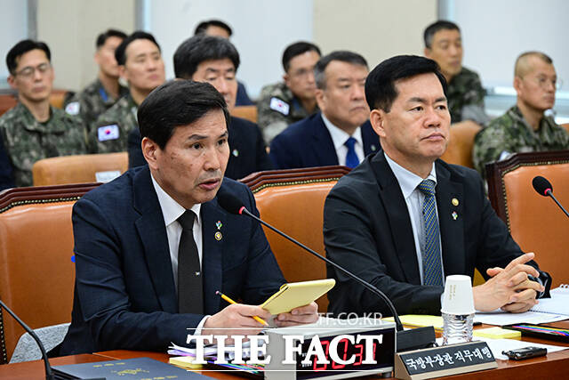 지난해 6월 당시 김선호 국방부 장관 직무대행(왼쪽)이 국회 국방위원회 전체회의에 출석해 현안질의 답변을 하고 있다. /더팩트 DB