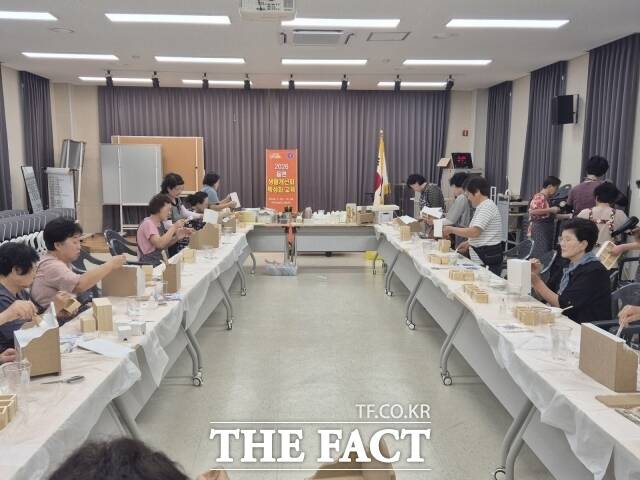 부여군이 3일 한국생활개선부여군연합회 회원을 대상으로 ‘읍·면 특성화 교육’을 펼치고 있다. /부여군
