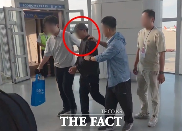 중국에서 택시기사 강도살인 혐의를 받고 도피 중 한국 경찰에 검거돼 중국으로 강제송환되고 있는 중국인 A 씨. /경기남부경찰청