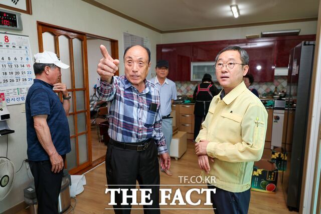 성만제 당진부시장이 3일 당진포1리 경로당을 방문해 무더위 쉼터 현장점검을 실시했다. /당진시