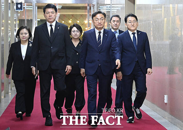 혁신당의 입장과는 달리 최근 민주당 전당대회 내부 경쟁 가열로 합당 문제가 계파 갈등 촉매제로 작용하고 있는 모양새다. 사진은 조국혁신당 신장식 당대표와 김준형 원내대표 등 신임 지도부가 지난달 27일 서울 여의도 국회에서 조정식 국회의장을 만나기 위해 의장실로 향하는 모습. /남용희 기자