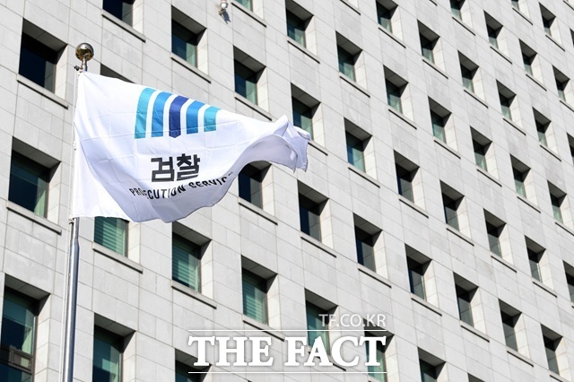 검사의 보완수사권을 포함한 직접수사 권한을 전면 폐지하는 형사소송법 개정안이 4일 국무회의를 통과했다. 검사는 공소제기와 유지를 담당하고 직접 수사는 금지된다. 수사는 수사기관이 하게 된다. /남용희 기자