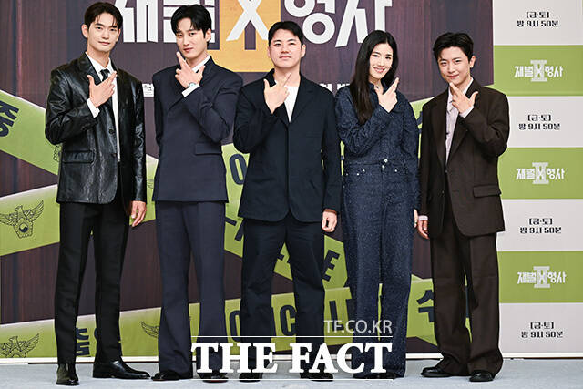 배우 강상준과 안보현, 김재홍 감독, 배우 정은채, 김신비(왼쪽부터)가 4일 오전 서울 양천구 목동 SBS에서 열린 SBS 새 금토드라마 '재벌X형사2' 제작발표회에 참석해 포즈를 취하고 있다. /송호영 기자