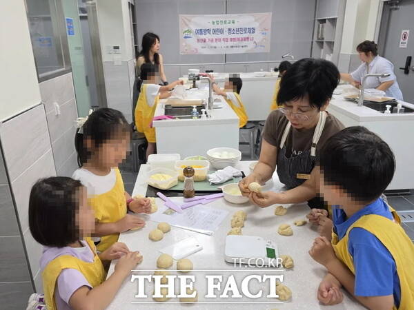계룡시가 여름방학을 맞아 운영한 '어린이·청소년 진로체험'에서 참가 어린이들이 계룡시제과제빵연구회 소속 강사의 지도 아래 우리 농산물을 활용한 제과·제빵 체험을 하고 있다. /계룡시