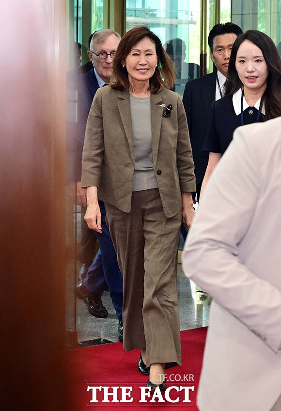 미셸 스틸 신임 주한 미국대사(오른쪽)와 남편 숀 스틸 변호사가 조현 외교부 장관 인사차 4일 오후 서울 종로구 외교부 청사에 도착하고 있다. /임영무 기자