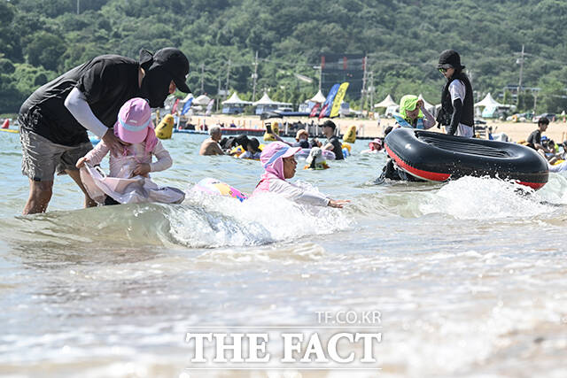 전국적으로 폭염특보가 발효된 가운데 지난달 29일 오후 인천 영종구 왕산해수욕장을 찾은 아이들이 해수욕을 하며 더위를 식히고 있다. /남윤호 기자