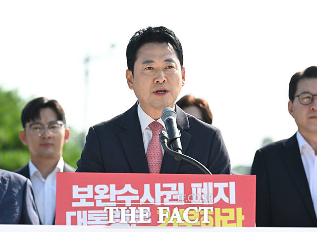 국민의힘이 4일 형사소송법 개정안에 대한 거부권을 행사하지 않은 이재명 대통령을 강하게 비판했다. 사진은 장동혁 국민의힘 대표가 3일 서울 종로구 청와대 사랑채 분수대 앞에서 열린 현장 최고위원회의에서 발언하는 모습. /박헌우 기자