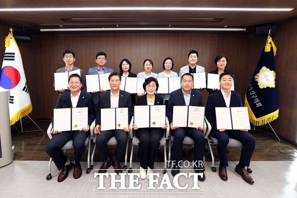 대전시 유성구의회가 3일 의회 혜윰실에서 제10대 유성구의회 의원을 대상으로 '청렴실천 서약식'을 진행했다. /유성구의회